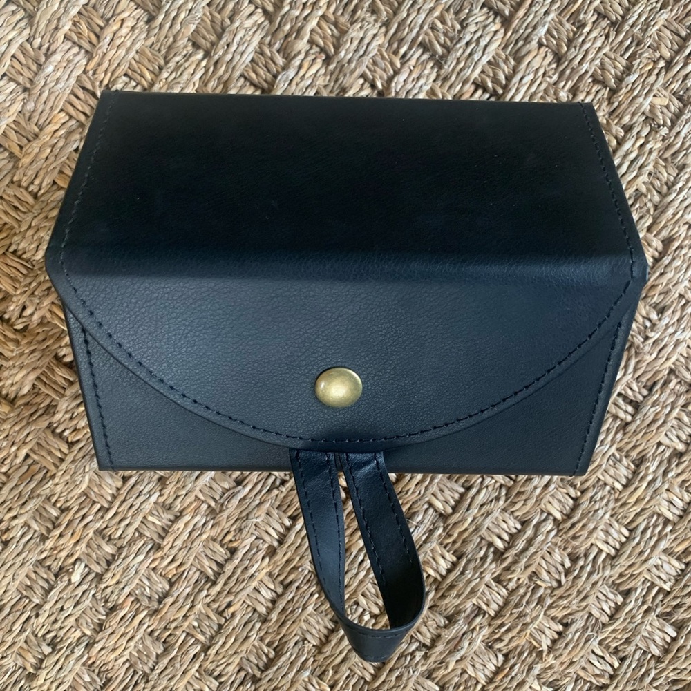 NEW IN BOX Portable sunglasses/glasses travel case